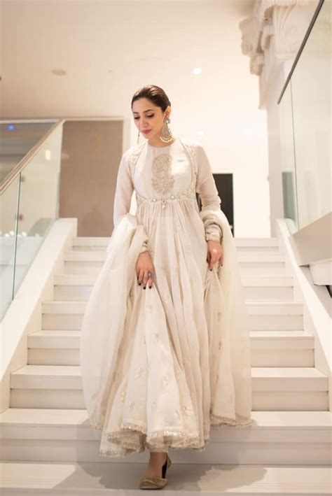 Mahira Khan In Traditional White Suit And Chooridar Pajama K4 Fashion