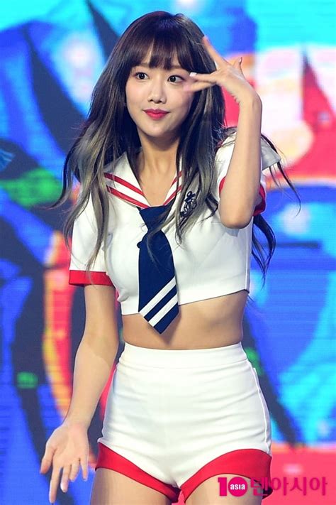 The group consists of chaekyung, chaewon, naeun, yena, rachel, and jinsol. TEN 포토 에이프릴 나은 청순이 뚝뚝 | 텐아시아