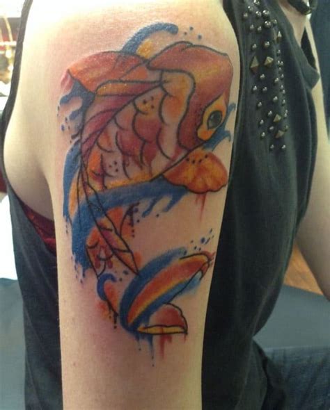 Tato ringan dengan pegangan hewan di tangan. Gambar Tato Di Tangan Ikan Koi - Koleksi Gambar HD