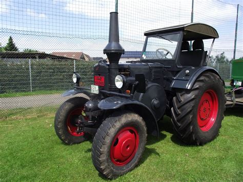 The lanz bulldog was born out of necessity after the first world war when german farmers were short of conventional fuels like petrol (gasolene) and diesel. Der Lanz Bulldog Glühkopf, der begehrteste Oldtimer ...