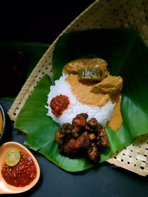 Characterised by fluffy white rice with a side of creamy chicken dalca, long beans and aubergine, the colourful sight of nasi kak wok is sure to arouse your appetite. NASI KAK WOK