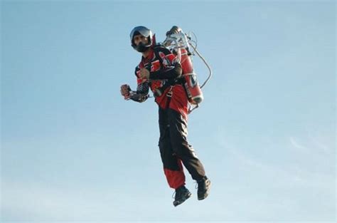 Jet Pis Jet Pack H202 Flies Up To 70 Mph At A Maximum Height Of 120