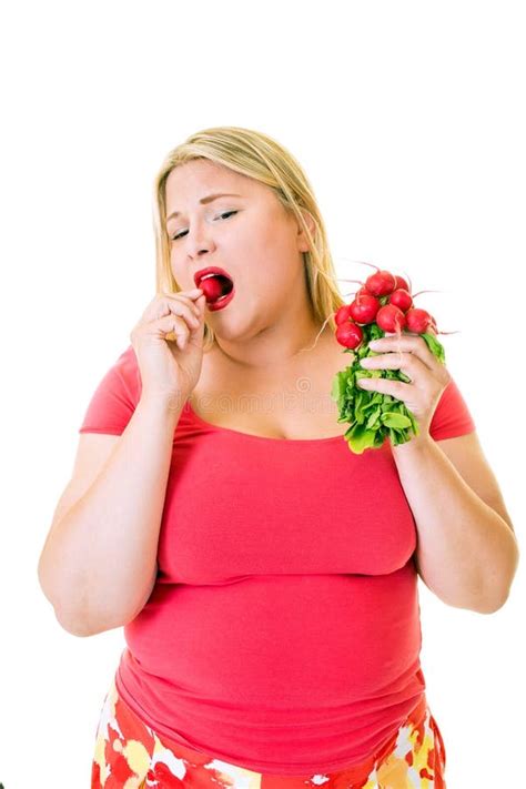 Mujer Gorda Rubia Que Come Los Rábanos Sanos Imagen de archivo Imagen de crujiente desorden