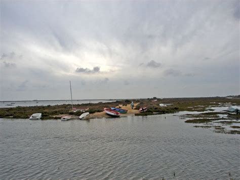 O troço de areal entre a nova barra e o local onde se situou a barra antiga foi designado como praia da barra nova, constituindo separando o oceano atlântico da ria formosa e integrando a área classificada como parque natural, a ilha da fuzeta está situada em. Praia da Fuseta