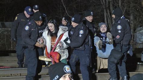 3 Arrested As Toronto Police Break Up Rail Blockade That Disrupted Go Train Service Cbc News