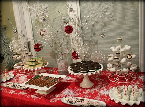 White christmas dessert table {party food ideas}this gorgeous dessert table is displayed with all white and pale yellow sweet treats. Bridgey Widgey: Winter Dessert Table