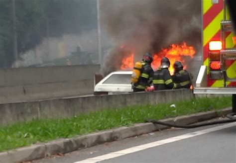 Carro Pega Fogo E Bloqueia Rodovia Raposo Tavares