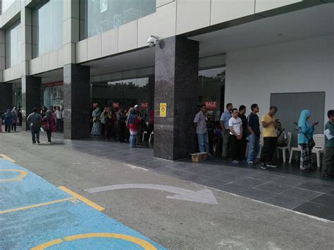 ‎panduan waktu solat bagi shah alam, gombak, hulu selangor, rawang, hulu langat, sepang, petaling dan kawasan² yang sama. Pejabat Kwsp Shah Alam : Gambar Orang Ramai Serbu Kaunter ...