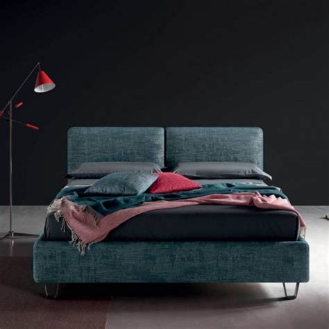 Questo letto altezza media ti darà diverse possibilità. Relax il letto con contenitore compatto, da Arredinitaly con la collezione letti Form di Samoa Bside