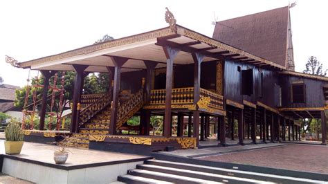Rumah Adat Yang Unik Khas Kalimantan Indonesia Traveler