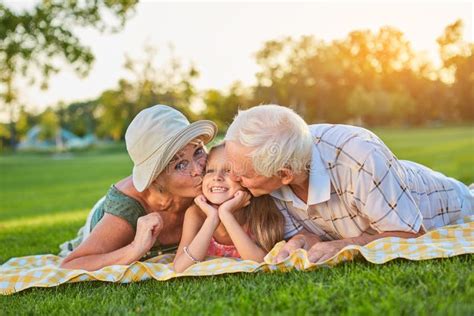 Enfant Avec Des Grands Parents Album Photos Image Stock Image Du