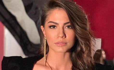 Yüsra geyik küçük yaşta kameralarla tanışan oyuncularımızdandır. Demet Özdemir'in eli ayağı birbirine girdi, bu ne heyecan ...
