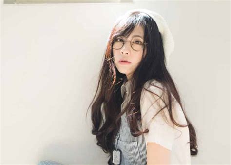 Namun mengubah tekstur rambut dari lurus menjadi keriting atau ikal dengan bahan kimia berisiko merusak rambut anda. Model Rambut Curly Bawah - Gaya Rambut