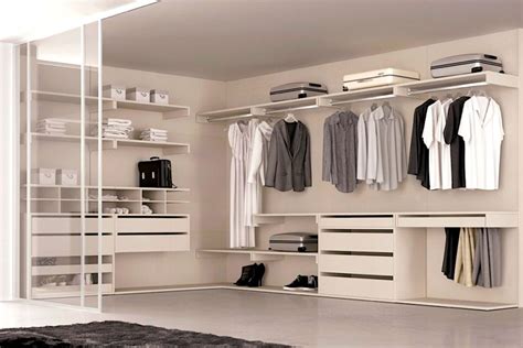 En un departamento pequeño es importante no saturar el espacio con numerosos muebles y objetos decorativos. Organiza toda tu ropa gracias a nuestros vestidores ...