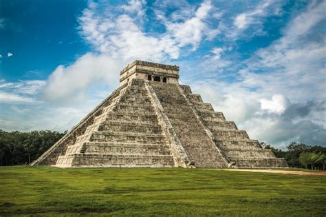 Os Maias Construíram Pirâmides Com Templos Religiosos Em Seu Topo