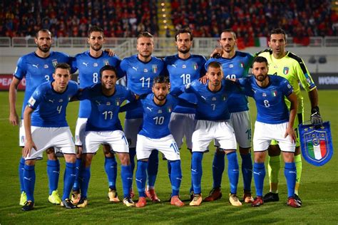 Pour le match d'ouverture de l'euro entre les turcs et les italiens, les comptes officiels des équipes ont dévoilé les premiers onze de départ. Maglia Italia 2018-2020 Puma, la nuova veste degli Azzurri