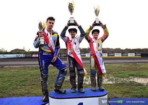 Na rowerze spędzam tyle czasu ile tylko dziś poleciał za mną na singla aktualny mistrz polski juniorów w downhillu paweł tyburski oglądacie przejazd z jego kokpitu z gemmą , a tam przed nim. Indywidualne Mistrzostwa Polski 85-125 cc - finał Toruń ...