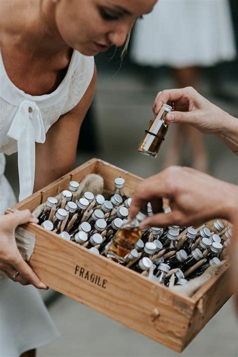 geniales ideas de detalles de boda para hombres y mujeres mini botellas llenas de alcohol para