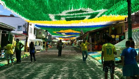 Toda Enfeitada Rua Clássica De Manaus Vive Clima Da Estreia Do Brasil