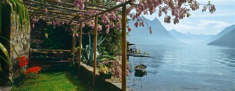 The swiss customs and smuggler museum, which is located on the opposite shore of the lake, can be reached by lakeboat. Gandria | スイス政府観光局