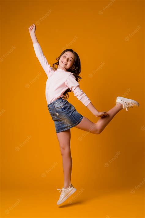 Niño Niña Saltando Feliz Niña Bailando Foto Premium