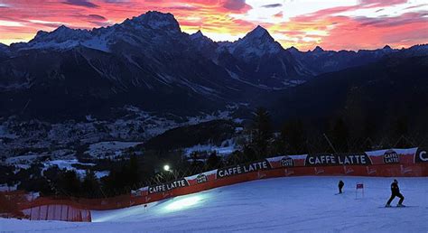 Die parkplätze sind zumeist kostenfrei. LIVE: 1. Abfahrt der Damen in Cortina d'Ampezzo 2019 ...
