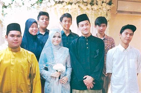 Di indonesia sebutan org yg dh meninggal itu mendiang. ctnhoney: Gambar Majlis Pertunangan Syafiq(Anak Datuk ...