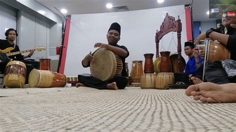 Buah budi bedara mengkal masak sebiji di pinggir pantai hilang budi bicara akal buah apa yang tidak bertangkai? Pantun Budi #muziktradisional - YouTube