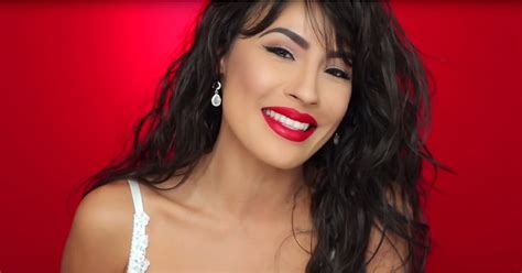 Desi Perkinss Selena Quintanilla Makeup Tutorial Video Popsugar Latina
