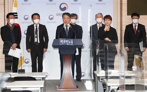 얀센백신 #화이자백신 #모더나백신 얀센백신 남아공 변종과 브라질 변종에도 효능 입증 (얀센 백신 vs. 코로나 백신 4400만명분 선구매… 부작용 면책특권 수용 논란