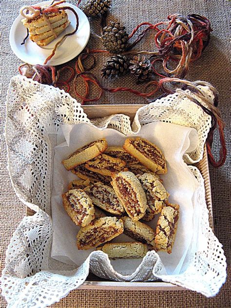 In un pentolino, sciogliete a bagnomaria il cioccolato. Armonia Paleo: Biscotti con cuore di fichi secchi ...