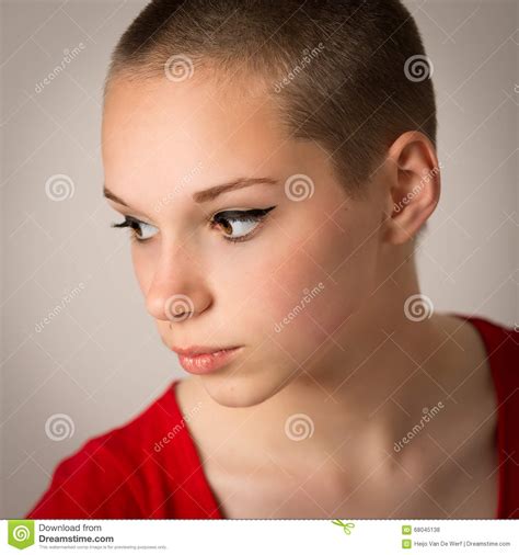 Bello Giovane Adolescente Con La Testa Rasa Fotografia Stock Immagine Di Modello Caucasico