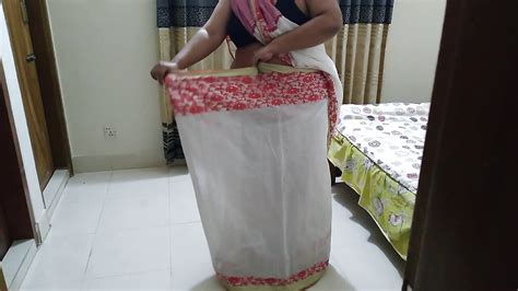 Desi 55 Year Old Maa Was Wearing Saree At Room When Her Beta Came And Chudai Jabardasti Hindi