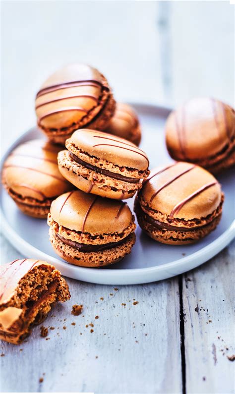Les macarons au caramel beurre salé Picard entre les 2 coques
