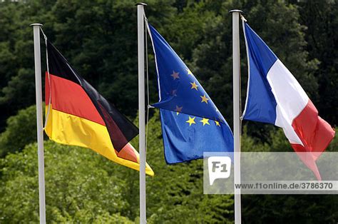 Deutschland lässt entgegen seiner gewohnten sitten den gastgeber weiterziehen. Flaggen von Deutschland, Europa, Frankreich - Lizenzfreies ...