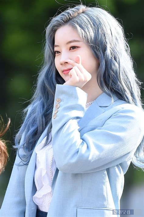 트와이스 (twice) 다현 직캠 'bdz(korean ver.) twice 트와이스 181225 가요대전 스페셜무대 '꽃길' 다현 dahyun 직캠 fancam. 포토 트와이스 다현 아침잠 깨우는 귀여운 하트 | 한경닷컴