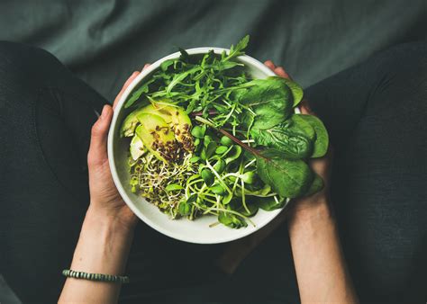 Contenuta nelle verdure a foglia verde, come spinaci e cavoli; Vitamina K: l'alleata di memoria e ossa -Melarossa