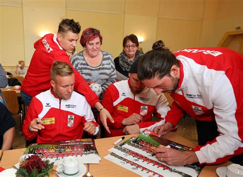 Het duel dat werd gespeeld ter ere van het oude stadion van erfurt eindigde onbeslist: FC Rot-Weiß Erfurt zu Besuch beim Restaurant des ...