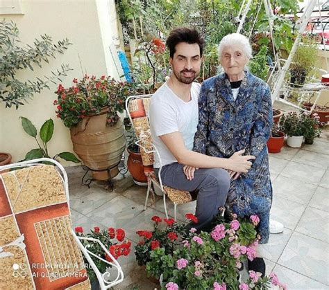 Συγκίνησε τους πάντες Ελληνίδα γιαγιά 105 ετών τραγουδάει τα κάλαντα και χορεύει λάτιν με τον