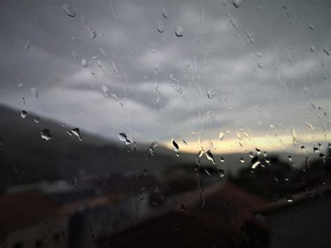 La Acequia Una Lluvia Pura Lenta Y Tierra