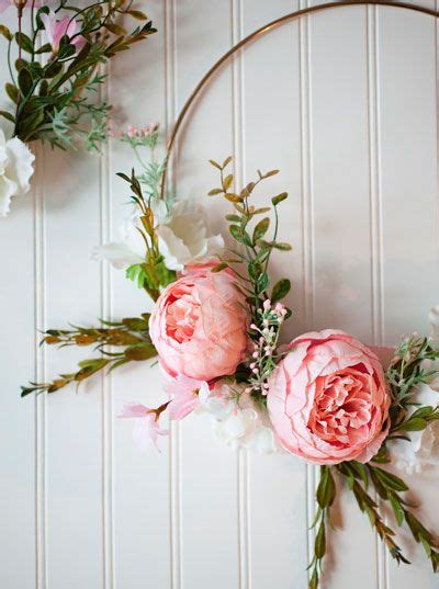 Además podéis añadir otros detalles decorativos como unas ramas o plantas para añadir el color verde a la decoración. Ideas creativas para decorar con hula-hula - Todo Bonito