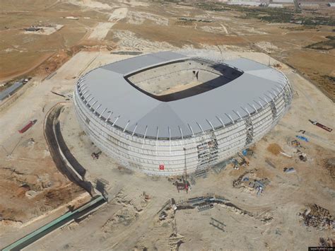 Zaprojektowany w 2012 roku nowy stadion na północnych przedmieściach gaziantepu wszedł w fazę wykonawstwa po wyborze konsorcjum firm budowlanych may i egemen. Construction: Gaziantep Arena - StadiumDB.com