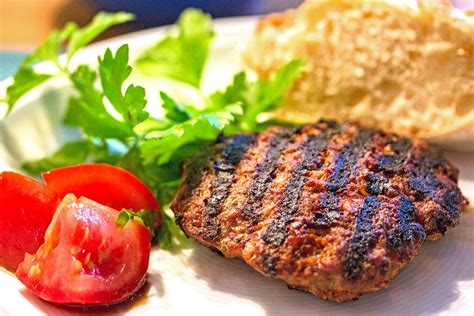 Bifteki vom Grill Griechische Frikadellen mit Feta