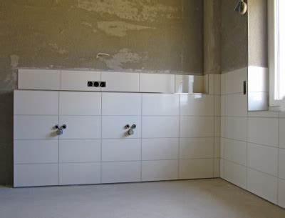 Damit die neuen fliesen sicher halten, benötigst du den richtigen kleber.wir empfehlen dir kunststoffvergüteten fliesenkleber (flexkleber) auf zementbasis oder gebrauchsfertigen dispersionskleber. Mehr über Feinsteinzeug an der Wand erfahren!