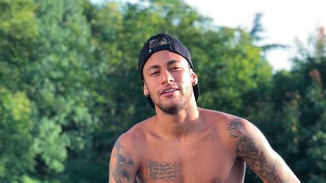 Neymar Jr Publica Candente Y Controversial Fotografía En Toalla
