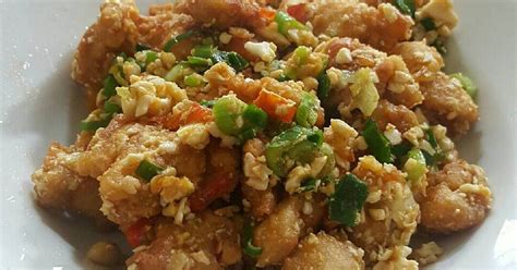 Nah, ayam crispy telur asin adalah salah satu kreasi ayam goreng kekinian dengan saus telur asin yang maknyus banget rasanya! Resep Ayam Goreng Telur Asin oleh gaby mariska runtu ...
