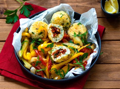 Maybe you would like to learn more about one of these? Paella-Reis-Bällchen gefüllt mit Tomaten auf mediterranem ...