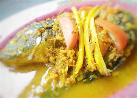 Ikan goreng dengan acar kuning biasanya disajikan di momen istimewa. Resep Ikan Kakap Bumbu Kuning Nikmat dan Lezat