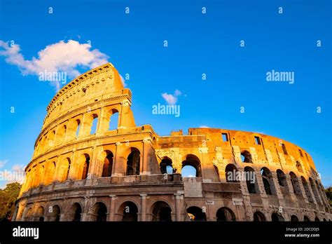 Il Simbolo Della Roma Imperiale Colosseo Al Tramonto Rovine Dell