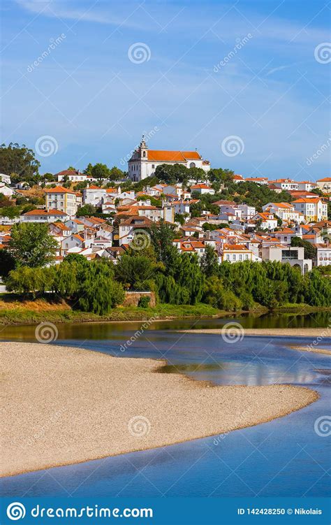 Vila Constancia Portugal Foto De Stock Imagem De Igreja 142428250